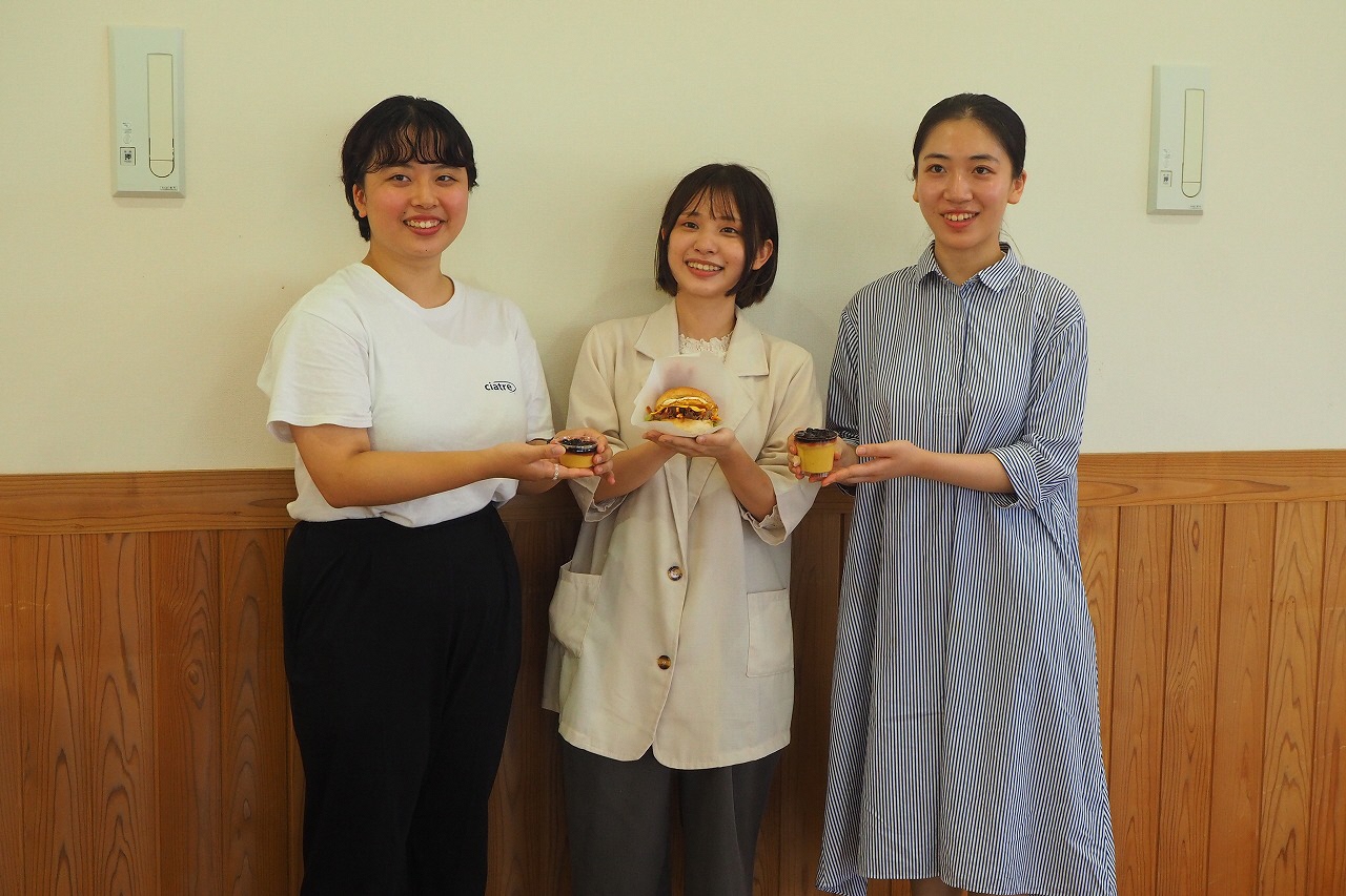 近畿大学生とうだもりバーガー、うだのベリーベリープリンの写真